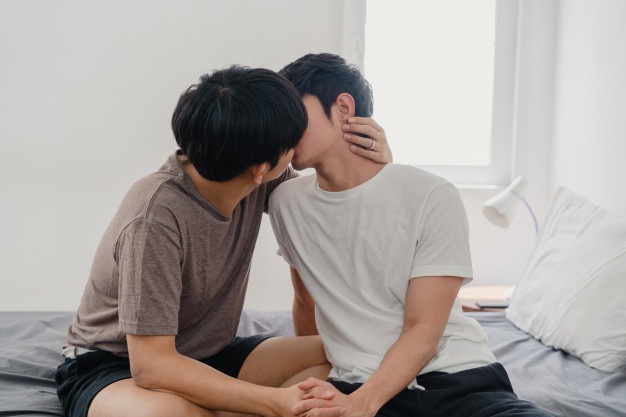Prvi put priča o muškom gay seksu